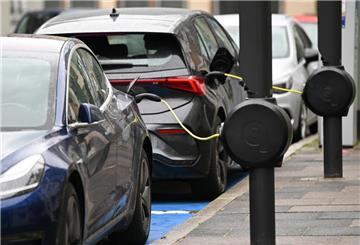 E-Autos stehen in der Innenstadt an neuartigen E-Ladesäulen