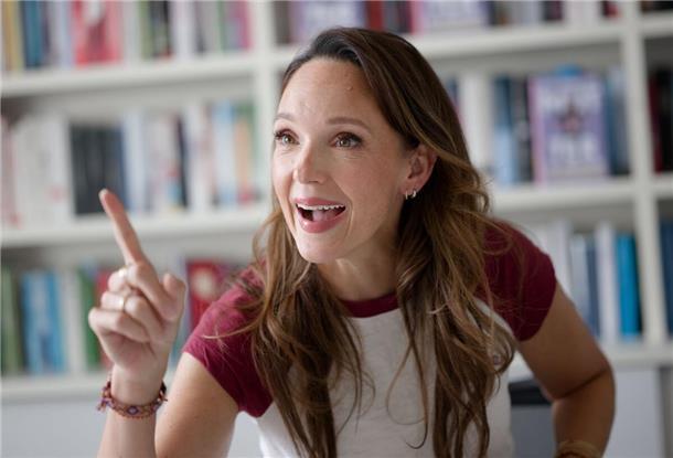 Das Kind von Carolin Kebekus hat an seinem ersten Geburtstag auf eine Kerze gehauen. 