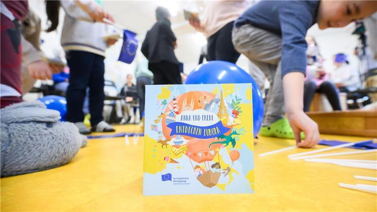 „Hej“ und „hola“: Buch lässt Kinder durch Europa reisen Das Kinderbuch „Anna und Fredi entdecken Europa“ steht in einer Kita.