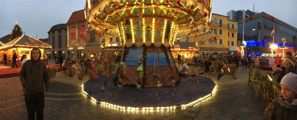 Das Kinderkarrussell zieht viele kleine Besucher an.