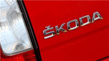 Das klassische Skoda-Logo, noch mit dem Häkchen über dem S, aufgenommen an der Rückseite eines Fahrzeugs.