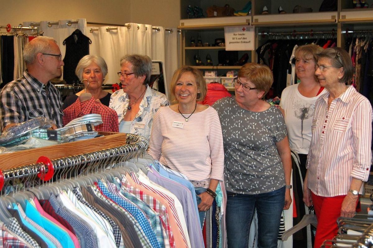 Das Kleidershop-Team von Zeven: Hartmut Strauch, Marianne Hübner, Roselie Janssen, Verena Ely, Ursula Strauch, Gaby Bahrenburg und Christel Görling.