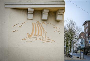 Das kleine Wikingerschiff am ehemalige Finanzamt-Gebäude an der Columbusstraße/ Keilstraße.