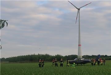 Ein Kleinflugzeug steht nach einer Notlandung unbeschädigt auf einem Maisfeld bei Hude (Landkreis Oldenburg/Niedersachsen).