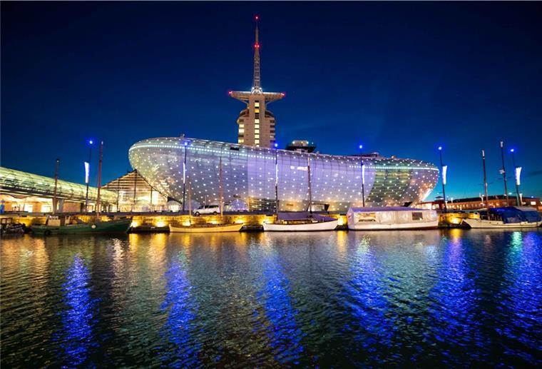 Das Klimahaus in Bremerhaven beleuchtet bei Nacht.