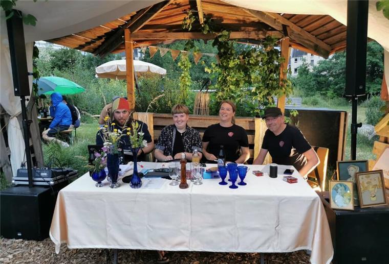 Menschen auf einer Bank im Grünen an einem Tisch