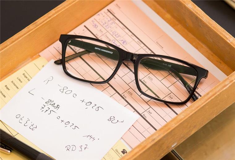 Restmüll oder Gelber Sack - wohin mit der alten Brille? Eine Brille auf Notizen.