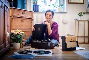 Das Koffergrammophon auf die Holzdielen, ein paar Schellack-Platten drumrum und sich beim knisternden Charme alter Schlager und Opernarien 100 Jahre zurückversetzen – für Redakteurin Susanne Schwan eine Gute-Laune-Therapie.