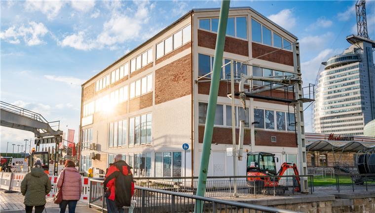 Das „Koggenbräu“-Gebäude - vielen Bremerhavenern ist es noch als Gasthaus mit Brauerei bekannt. Das Konzept will ein Bieter aus Bremen wiederbeleben.  