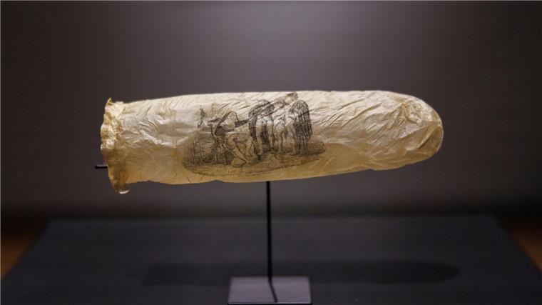 Museum in Amsterdam zeigt 200 Jahre altes Kondom Das Kondom aus dem Jahr 1830 ist mit einer erotischen Zeichnung versehen.