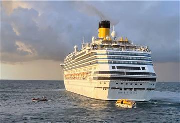 Kreuzfahrtschiff und Beiboote