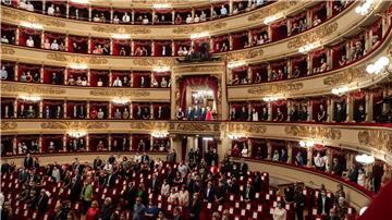 Das Konzerthaus Scala in Mailand ist weltberühmt. Wer dort Musik erleben will, sollte aber keine kurzen Hosen tragen.