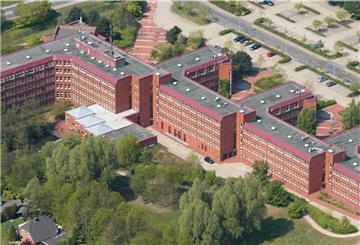 Das Kreishaus an der Vincent-Lübeck-Straße in Cuxhaven. Ab Montag soll es schrittweise wieder geöffnet werden.