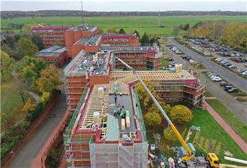 Das Kreishaus von oben: Zu sehen sind die Baufortschritte auf den Dächern der Gebäude C und D. Der neue Dachstuhl schafft genügend Platz für die geplante Photovoltaikanlage.
