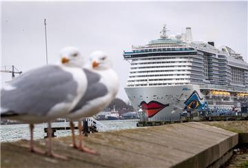 Das Kreuzfahrtschiff "Aidacosma" liegt im Hafen.