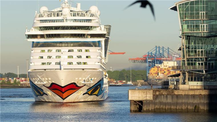 Das Kreuzfahrtschiff „AIDAsol“ kann Landstrom beziehen. (Archivbild) 