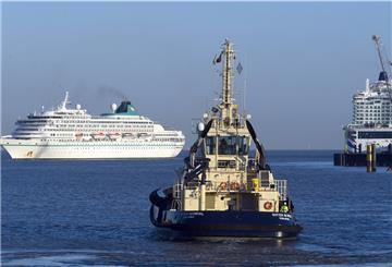 Das Kreuzfahrtschiff „Amera“ (links) von Phönix-Reisen ist am Sonntag in Bremerhaven angekommen und machte an der Columbuskaje fest.