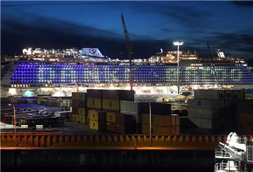  Kreuzfahrtschiff „Aroya“ Bremerhaven Abend