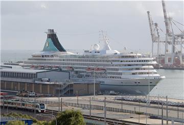 Das Kreuzfahrtschiff „Artania“ im Hafen von Fremantle, Australien. Ein infizierter Passagier ist jetzt in einer australischen Klinik gestorben.