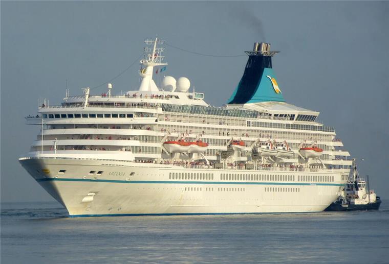 Zwischenstopp in Bremerhaven: Luxusliner Artania auf Kurzbesuch Kreuzfahrtschiff Artania auf See.