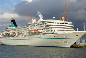Die „Artania“ liegt an der Pier der Lloyd Werft in Bremerhaven.