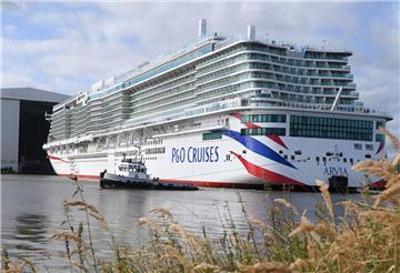 Das Kreuzfahrtschiff „Arvia“ wird im Werfthafen der Papenburger Meyer-Werft aus dem Dock bugsiert