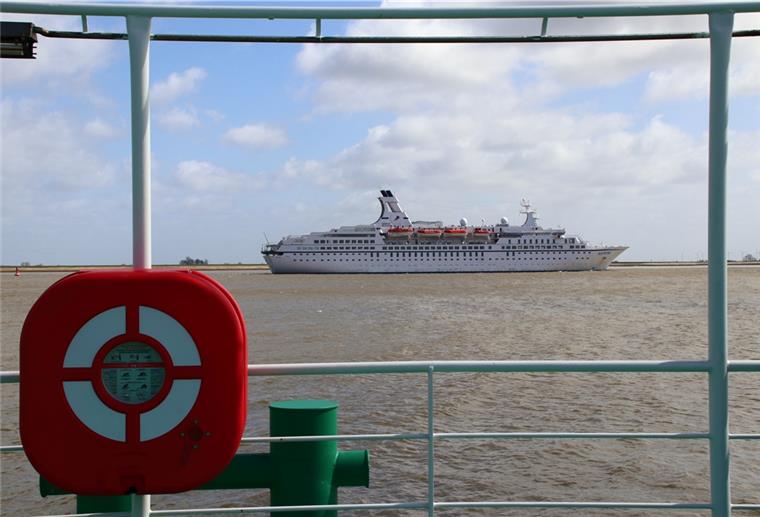 Das Kreuzfahrtschiff „Astor“ vorm Unionpier in Nordenham.