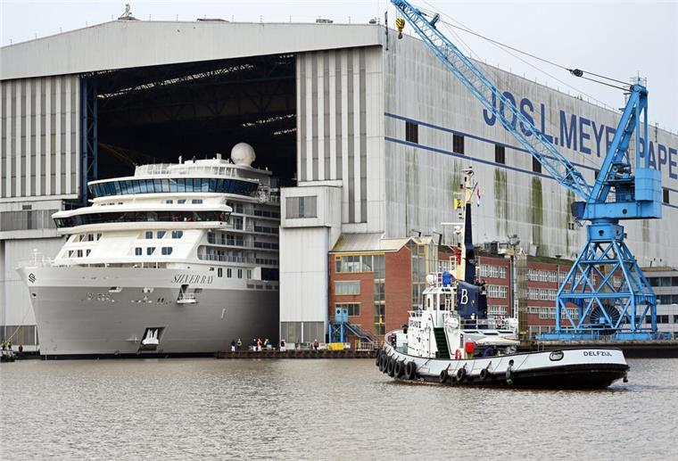 Das Kreuzfahrtschiff der Luxusklasse «Silver Ray» verlässt das überdachte Baudock der Meyer Werft.