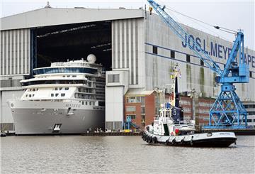 Das Kreuzfahrtschiff der Luxusklasse «Silver Ray» verlässt das überdachte Baudock der Meyer Werft.