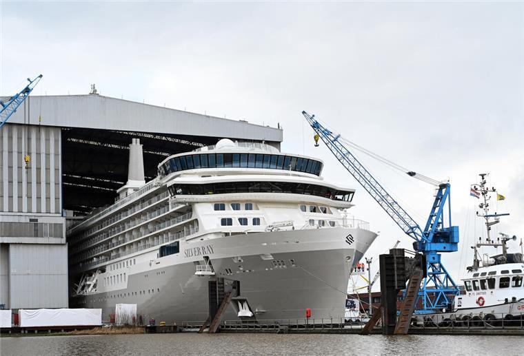 Das Kreuzfahrtschiff der Luxusklasse „Silver Ray“ verlässt das überdachte Baudock der Meyer Werft.