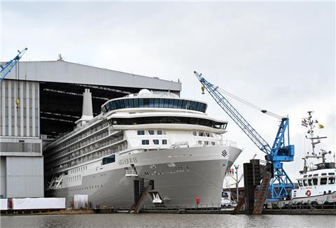 Das Kreuzfahrtschiff der Luxusklasse „Silver Ray“ verlässt das überdachte Baudock der Meyer Werft.