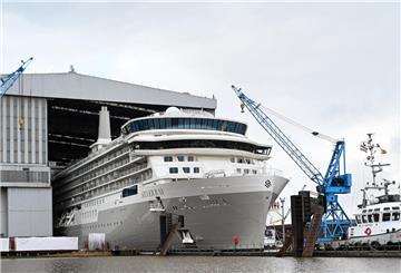 Das Kreuzfahrtschiff der Luxusklasse „Silver Ray“ verlässt das überdachte Baudock der Meyer Werft.