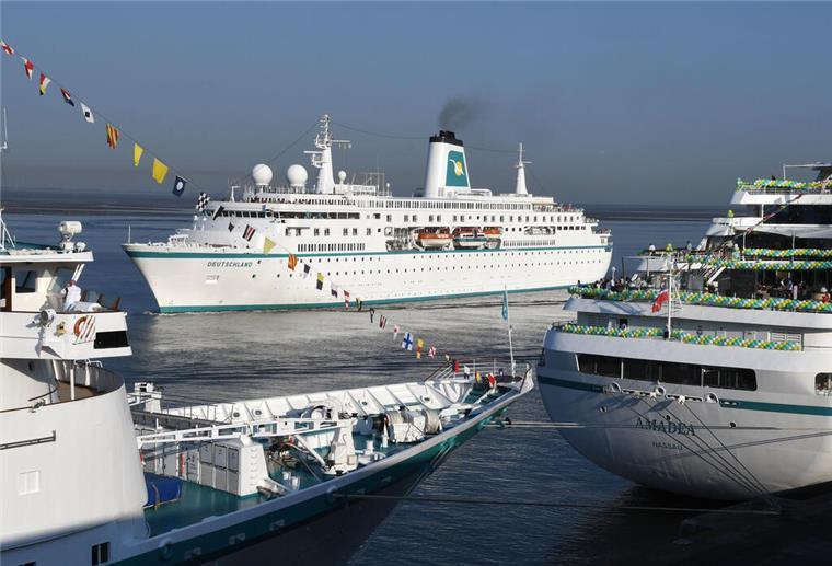 „Amadea“ und „Deutschland“: Zwei Traumschiffe sind gleichzeitig in Bremerhaven Das Kreuzfahrtschiff "Deutschland" fährt an der schon festgemachten "Amadea" vorbei. Beide Schiffe treffen sich erstmals in diesem Jahr an der Columbuskaje.