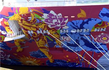 Das Kreuzfahrtschiff "Genting Dream" hat in der Nach zu Dienstag an der Columbuskaje festgemacht.