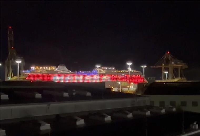 (mit Video) Kreuzliner „Manara“ leuchtet in Bremerhaven wie eine LED-Wand Das Kreuzfahrtschiff "Manara" sieht aus wie eine große, leuchtende Leinwand.