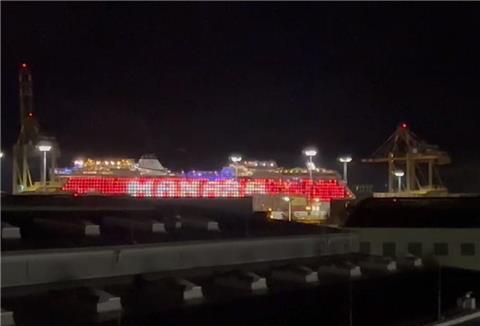 Das Kreuzfahrtschiff "Manara" sieht aus wie eine große, leuchtende Leinwand.