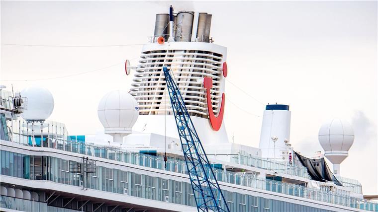 CO2-Etappenziel bei Tui Cruises: 27,5 Prozent Minus bis 2030 Das Kreuzfahrtschiff „Mein Schiff 3“ der Reederei TUI Cruises liegt an einem Kai im Hafen.