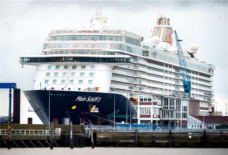 Das Kreuzfahrtschiff „Mein Schiff 3" der Reederei TUI Cruises liegt an einem Kai im Hafen. Ein Mensch an Bord Schiffes ist positiv auf das Coronavirus getestet worden.