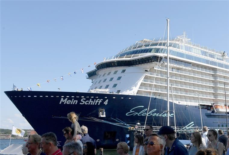 Bremerhaven: Zwei Kreuzfahrtschiffe liegen am Columbus Cruise Center