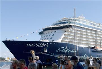 Das Kreuzfahrtschiff "Mein Schiff 4" hat heute Morgen in Bremerhaven angelegt, um Passagiere zu wechseln. Auch die „Deutschland“ liegt am Columbus Cruise Center.