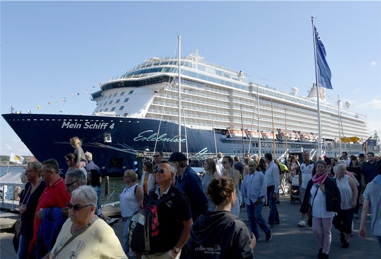 Das Kreuzfahrtschiff "Mein Schiff 4" in Kiel. Laut Marine Traffic ist sie auf dem Weg nach Bremerhaven.