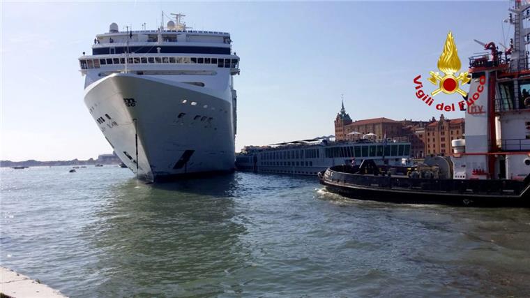 Das Kreuzfahrtschiff "MSC Opera" ist beim Anlegen in Venedig mit  einem Touristenboot zusammengestoßen.

