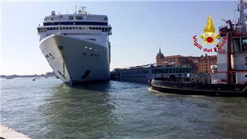 Das Kreuzfahrtschiff "MSC Opera" ist beim Anlegen in Venedig mit  einem Touristenboot zusammengestoßen.

