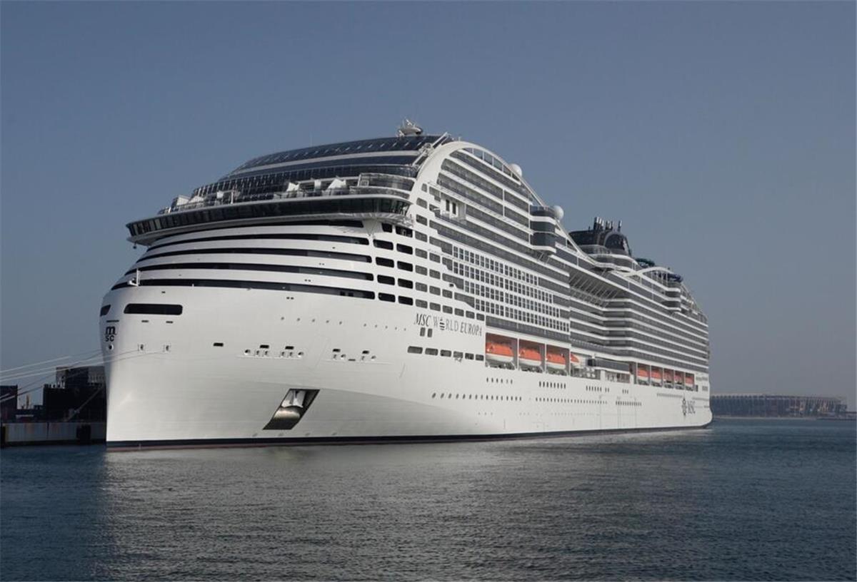 8.500 Menschen an Bord - Kreuzfahrtschiff in Italien in Not Das Kreuzfahrtschiff MSC World Europa, ein schwimmendes Hotel, hat an einem Hafen angedockt.