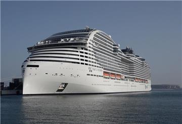 Das Kreuzfahrtschiff MSC World Europa, ein schwimmendes Hotel, hat an einem Hafen angedockt.