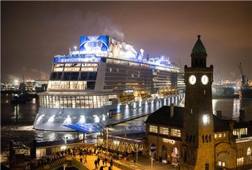 Das Kreuzfahrtschiff Ovation of the Seas erreicht Bremerhaven am Ostermontag. Vom 18. bis zum 22. März 2016 lag die Ovation of the Seas im Trockendock Elbe 17 der Hamburger Werft Blohm + Voss.