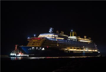 Das Kreuzfahrtschiff «Spirit of Discovery» fährt über die Ems.