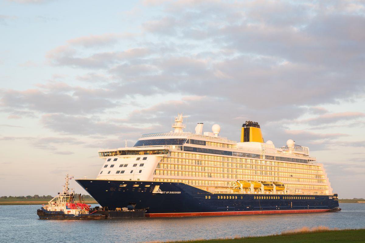 Das Kreuzfahrtschiff "Spirit of Discovery" bei der Fahrt auf der Ems.