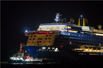 Das Kreuzfahrtschiff "Spirit of Discovery" fährt rückwärts über die Ems.

