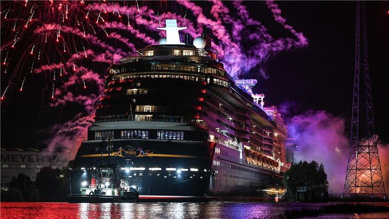 Kreuzfahrtschiff „Disney Destiny“ hat Nordsee erreicht Das Kreuzfahrtschiff wurde mit einem Feuerwerk verabschiedet.